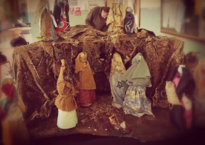 Presepe-multietnico-con-materialale-di-riciclo-atrio-ingresso-scuola-secondaria